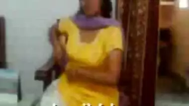 Desi hot aunty showing boobs