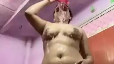 Sexy Indian Girl Bathing Nude On Cam