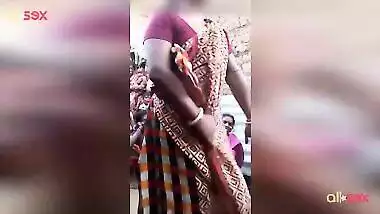 Village aunty sex - Desi sexy MILF public strip dance XXX video