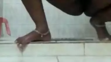 Sexy desi girl nude bathing and shaving pussy hair