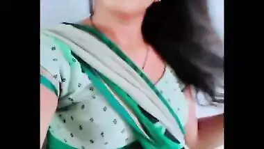 Hot marwadi housewife bhabhi roshni milky navel cleavage show