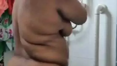 BBW Indian MILF taking nude bath video shared online