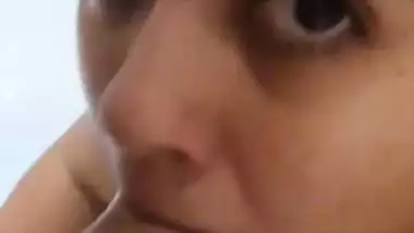 Seductive eyes girlfriend Indian blowjob in nudity