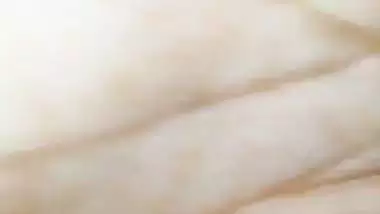 Naked married woman gives a desi blowjob at midnight
