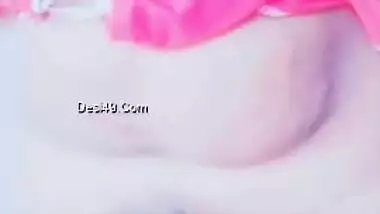 Desi model touches her XXX twins under pink bra and films her slit