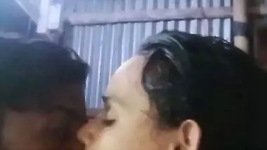 Dhaka guy boob presses and kisses in desi x video