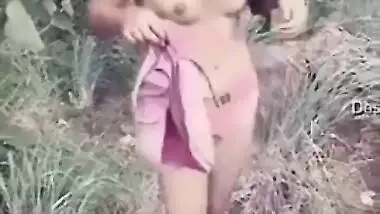 Outdoor Desi mms clip of tiny Indian gal caught posing naked for lover