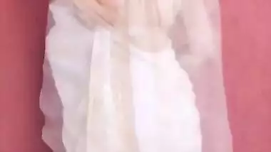 DESI BEAUTY GETTING READY FOR PLEASURABLE FUN