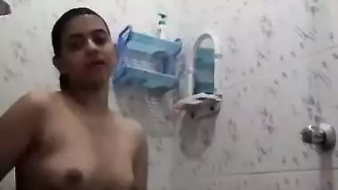 Desi Hot Girl nude Bath