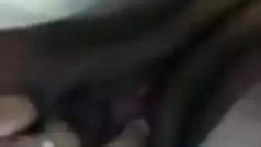 Married Desi woman makes MMS video of her naked XXX beauty close-up