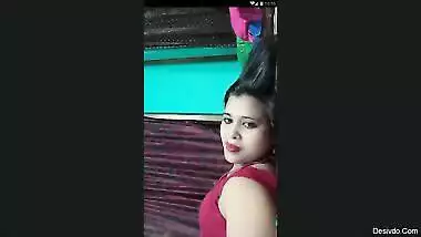 Desi girl Priya hot clevage in red nighty