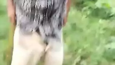 Village guys catch Desi couple having outdoor sex in XXX missionary