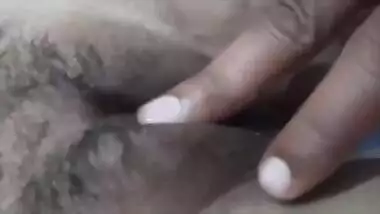 Raat Me Nangi Soti Huyi Choti Bahan Ki Chut Ko Sahlaya