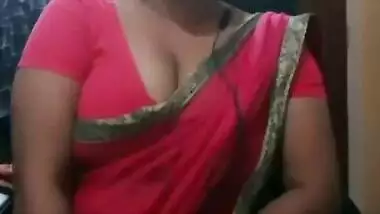 Desi soooo hooot married Aunty in Red saree wat a Figure