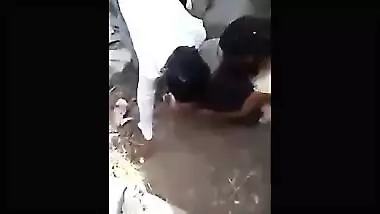 Shocking XXX Indian video! Desi village lovers outdoor caught