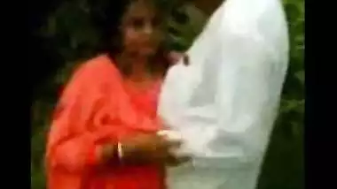 Fsiblog – Desi chachi with hubby’s friend in park MMS