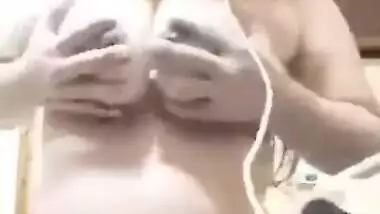 Desi girl doesn't how many people see this XXX video of her boobies