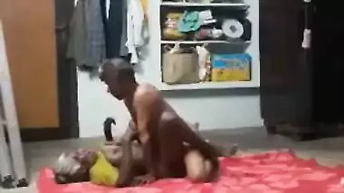 Close-up video of mature Desi slut who takes boy's XXX tool in cunt