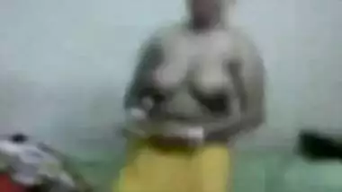 Hot & Sexy Busty Aunty Show herself to her BF