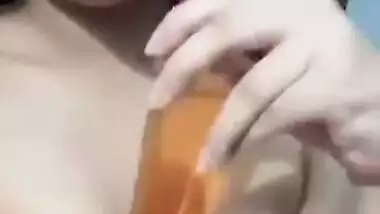 Solo porn video of the Desi hottie with plump lips and big juicy tits