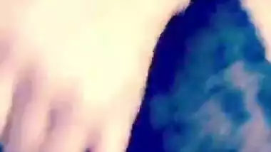 Sexy babe xposing her juicy cunt & tits